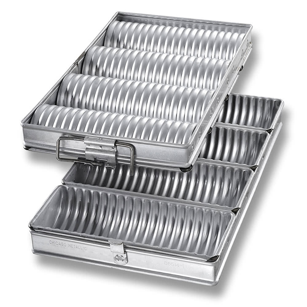 Chicago Metallic 2 lb. Glazed Aluminized Steel Pullman Bread Loaf Pan and  Cover - 16 5/8