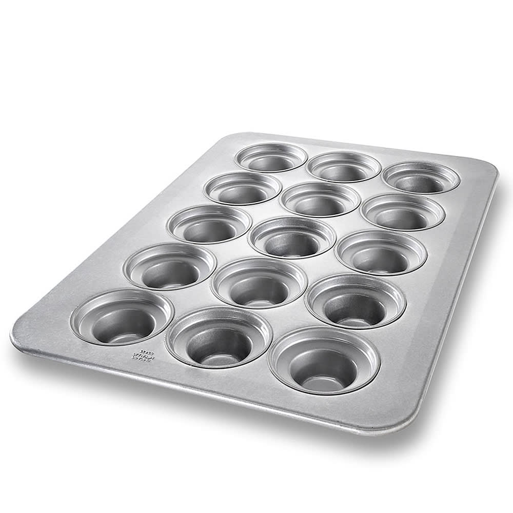 Chicago Metallic 45435 Crown Muffin Pan, Makes (15) 4 1/10" Muffins